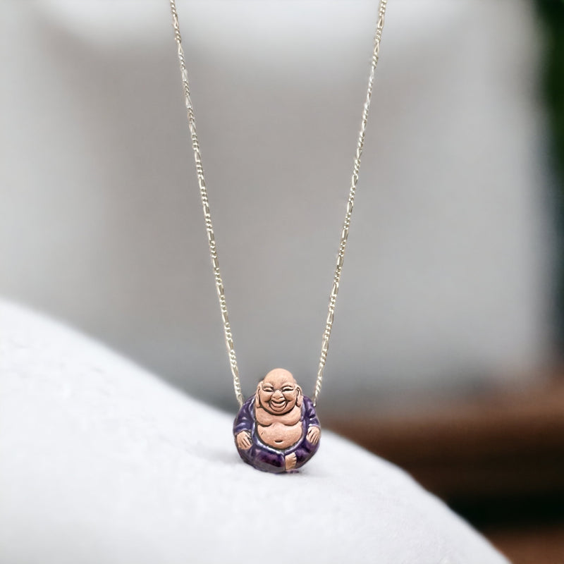 Lächelnder Begleiter der Glückseligkeit: 925 Sterling Silber Kette mit Mini Lachendem Buddha Mönch aus Peruanischer Keramik – Glücksbringer für Meditierende!
