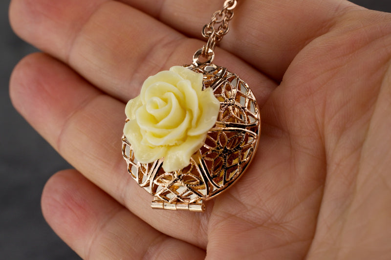 Shabby rose rosé gold plated medallion chain